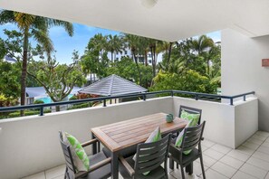 Outdoor dining - Oaks Resort Private 3B/r Apartment (Sunshine Coast)