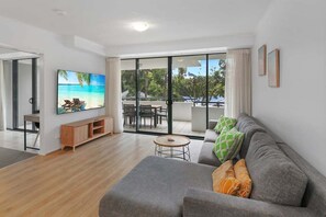 TV - Oaks Resort Private 3B/r Apartment (Sunshine Coast)