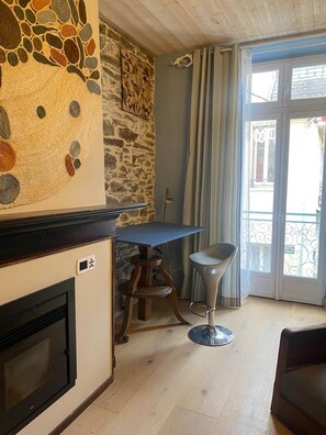 Interior - Jasmine, pretty hat. The breath of fresh air. (Bagnères-de-Luchon)