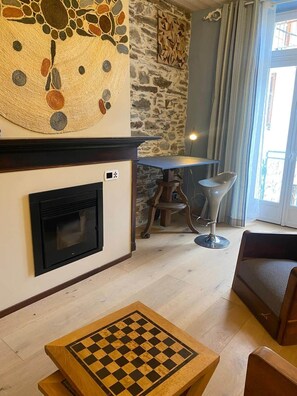 Interior - Jasmine, pretty hat. The breath of fresh air. (Bagnères-de-Luchon)