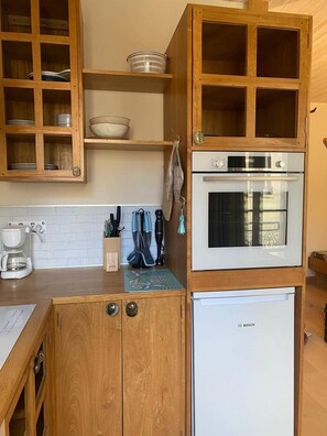 Fridge, stovetop - Jasmine, pretty hat. The breath of fresh air. (Bagnères-de-Luchon)