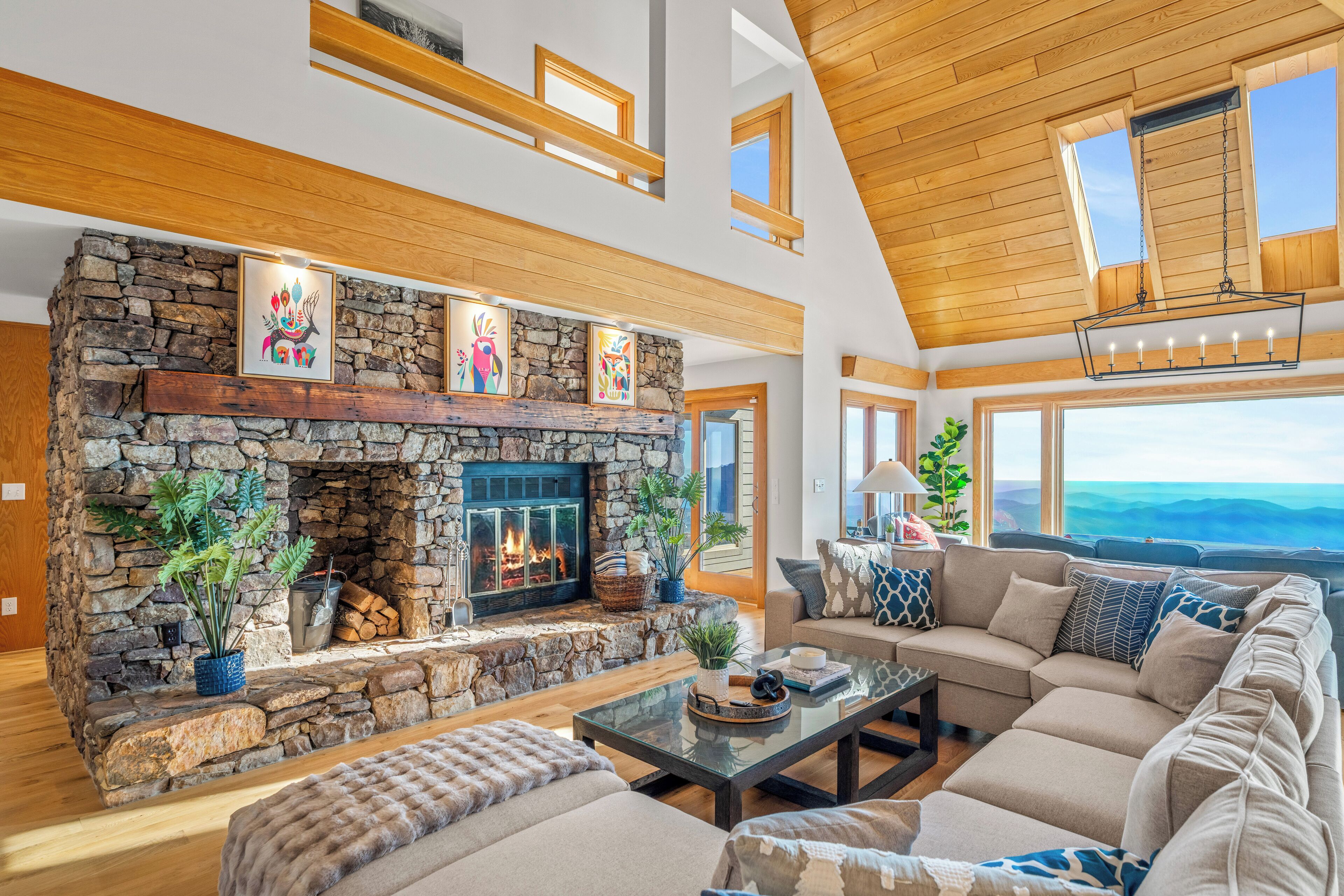 TV connectée, cheminée, jeux vidéo, baby-foot