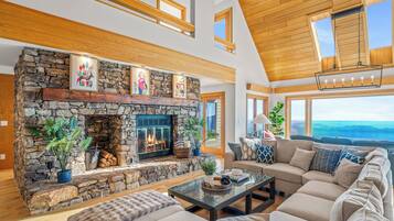 TV connectée, cheminée, jeux vidéo, baby-foot