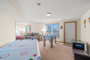 Game room - Alpenglow- Amazing views, 5 Masters, 5600sf (Wintergreen Resort)