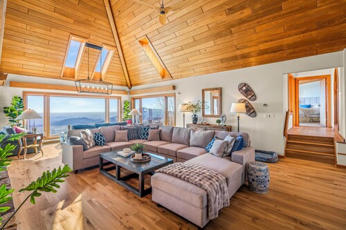 Alpenglow- Amazing views, 5 Masters, 5600sf