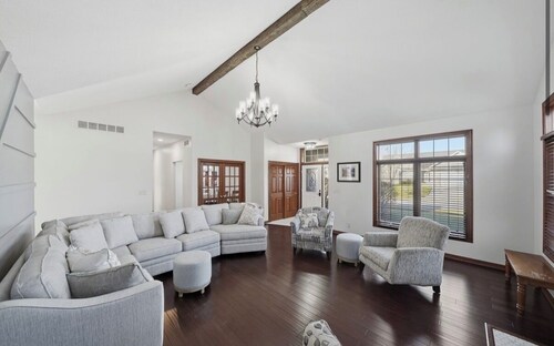 Huge 5BR Modern Home w/Fenced Yard. Sleeps Large Groups & Families Welcome