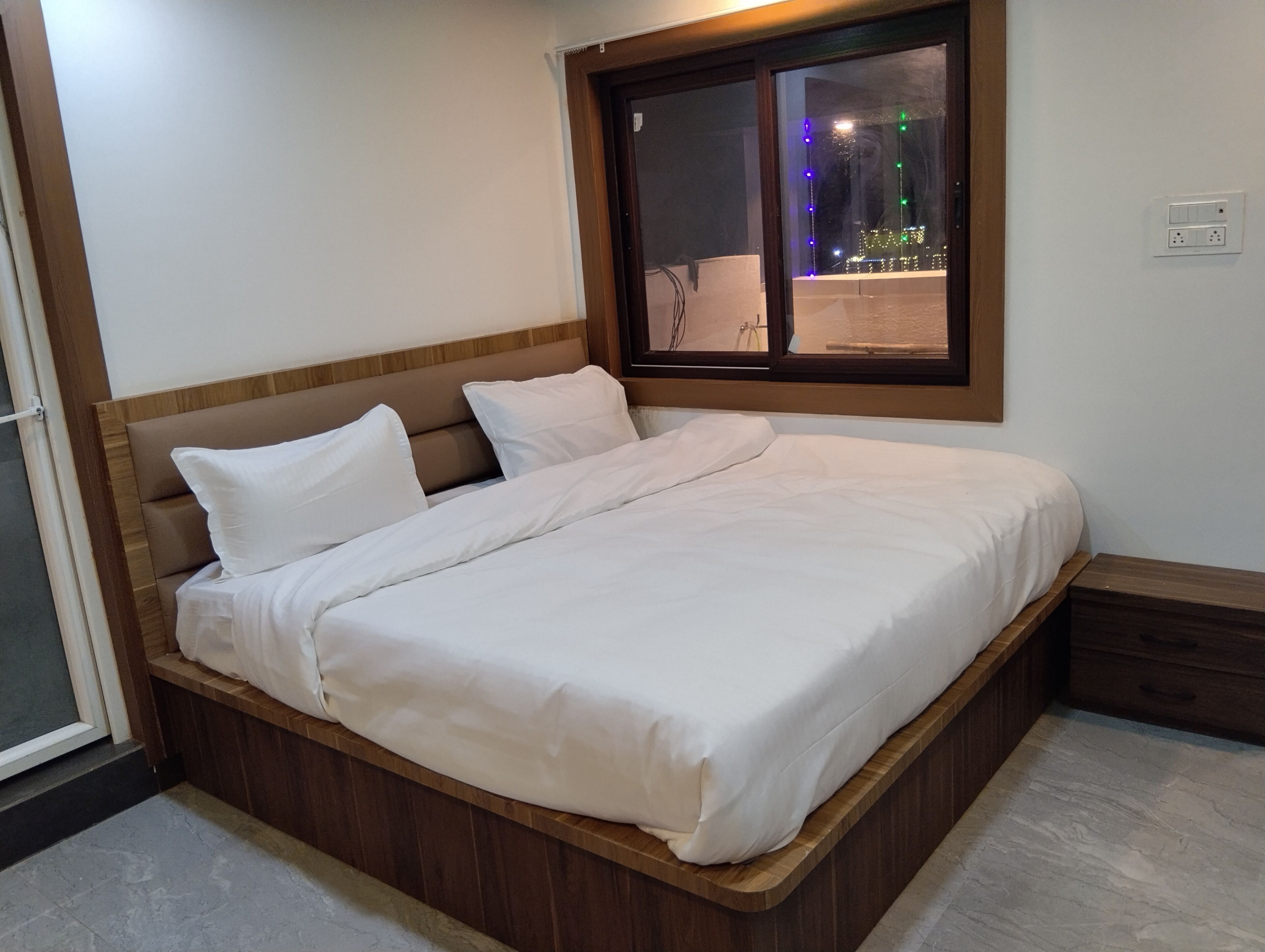 Escritorio y espacio para trabajar con laptop 