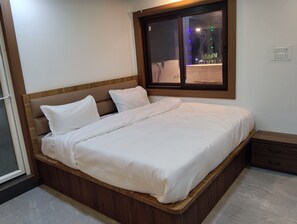 Deluxe-dobbeltværelse | Skrivebord, arbejdsområde til bærbare computere, strygejern/strygebræt