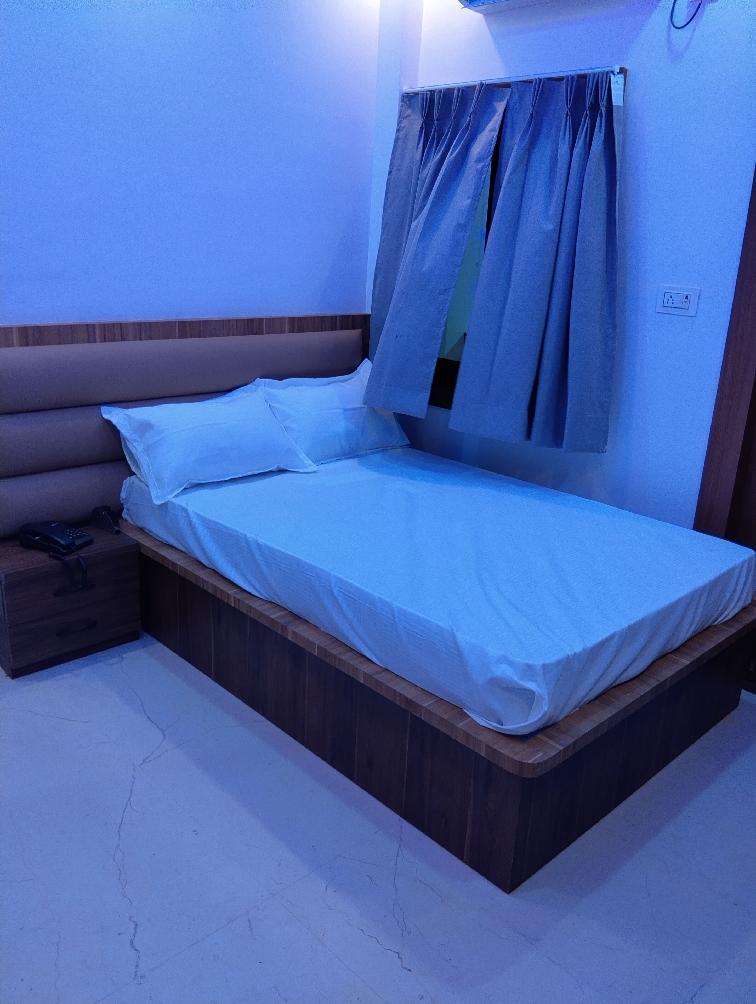 Escritorio y espacio para trabajar con laptop 