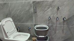 Egy modern fürőszoba, amelyben WC, bidé és vízmelegítő található.