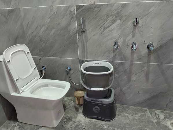 Egy modern fürőszoba, amelyben WC, bidé és vízmelegítő található.