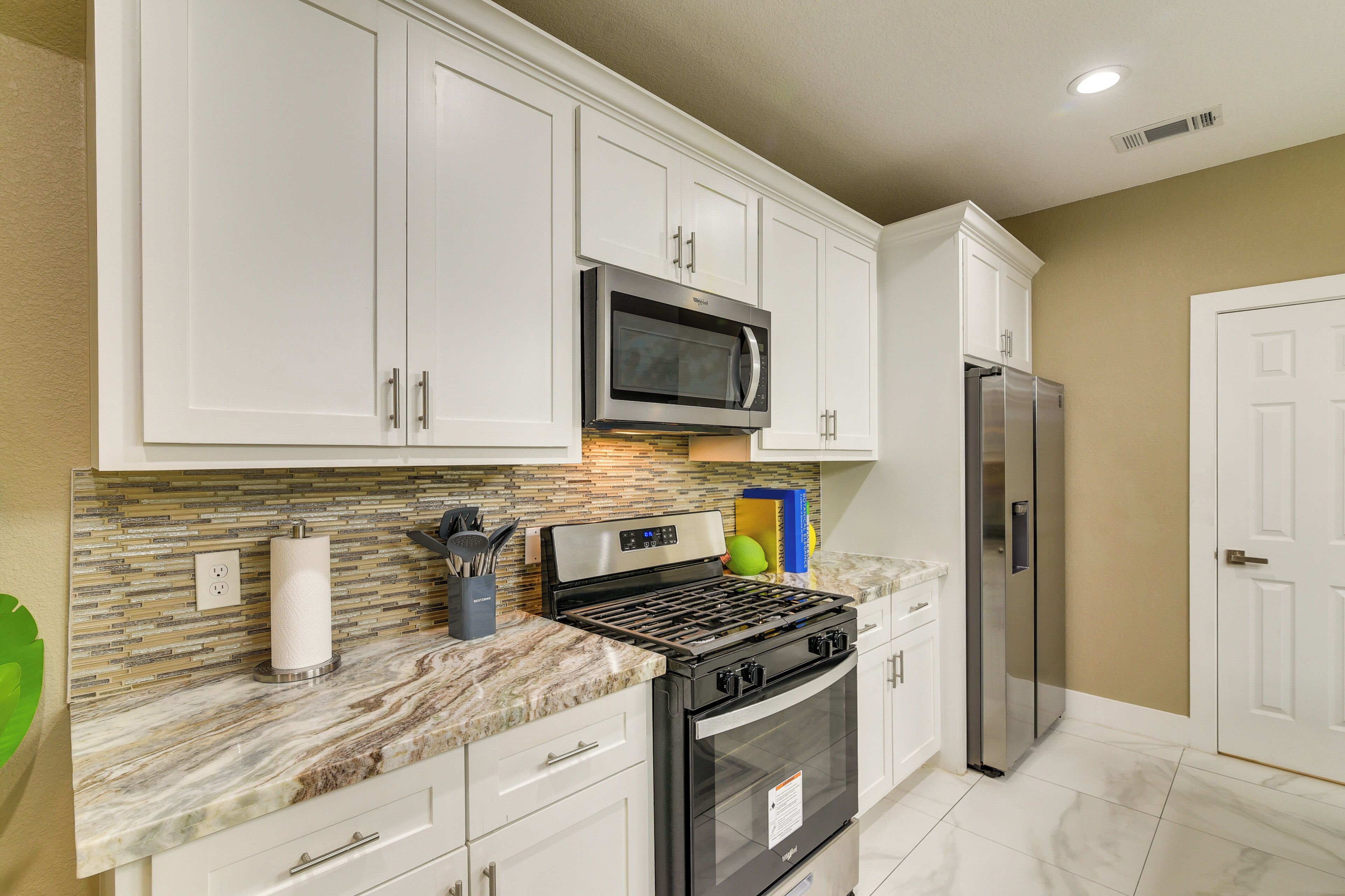 Kühlschrank, Mikrowelle, Herdplatte, Geschirrspüler