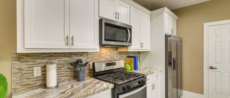 Kühlschrank, Mikrowelle, Herdplatte, Geschirrspüler