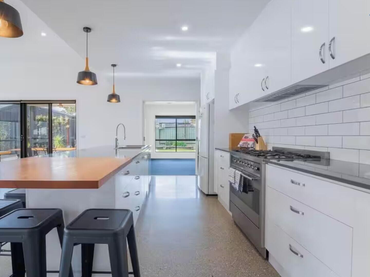 Parkland Garden Retreat | Open plan kitchen and dining | Air conditioning | Chef's kitchen 