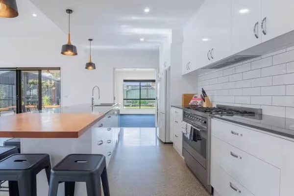 Parkland Garden Retreat | Open plan kitchen and dining | Air conditioning | Chef's kitchen