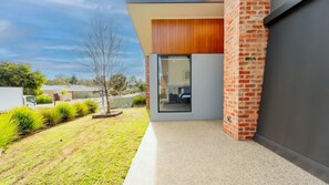 Property grounds - Parkland Garden Retreat (Maiden Gully)