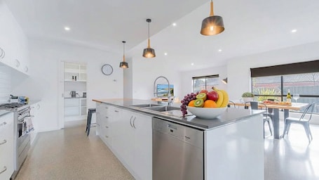 Fridge, microwave, oven, stovetop. Parkland Garden Retreat – spacious 4 bedroom family retreat in Bendigo
