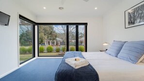 4 habitaciones, tabla de planchar con plancha, wifi y ropa de cama 