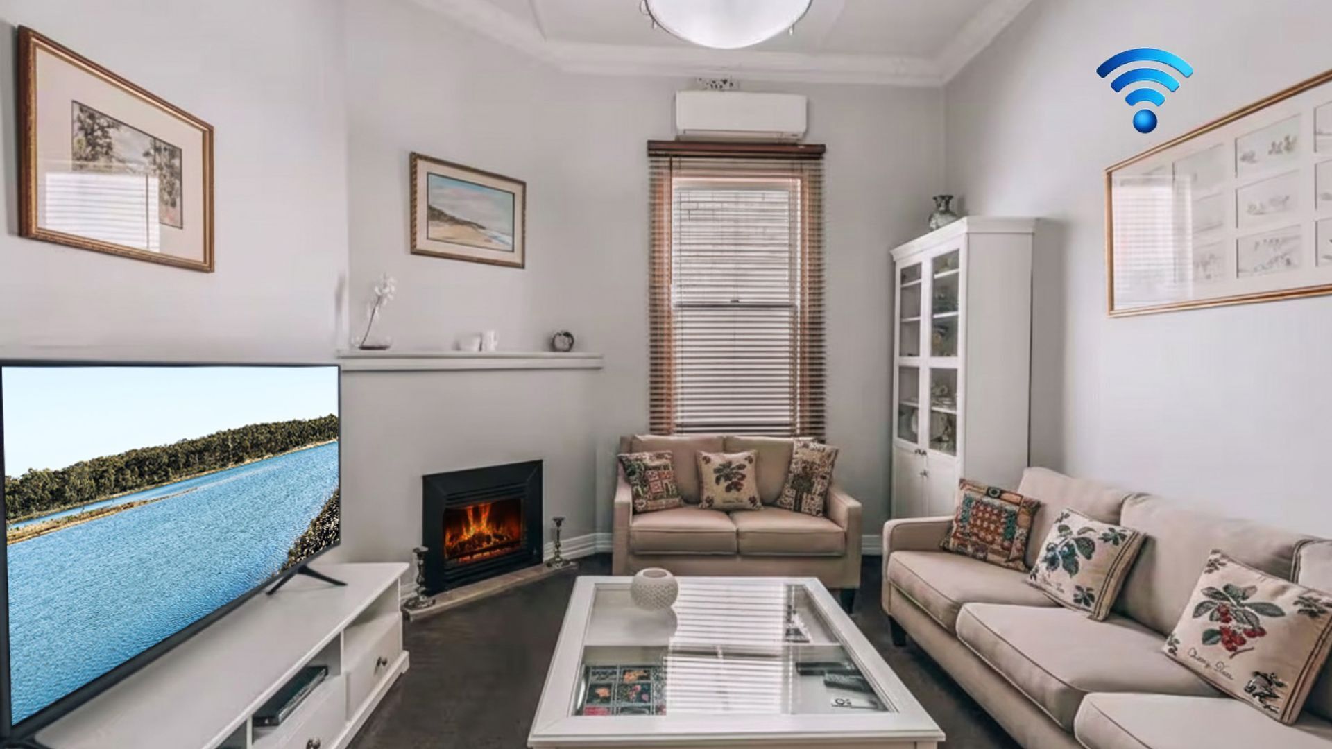 Family Cottage | Lounge room | TV | Fireplace | Airconditioning | Wifi