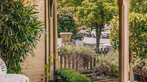 Property grounds - Family Cottage – getaway to a relaxed, central stay in Bendigo (Bendigo)