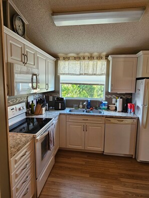 Private kitchen - Sun-Soaked Delray Beach 2-Bed, 2-Bath Beauty with Sunroom & Pool Access. (Delray Beach)