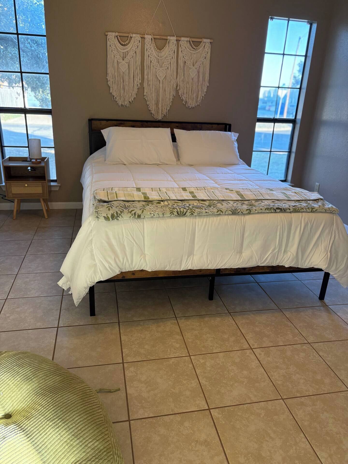 Iron/ironing board, WiFi, bed sheets