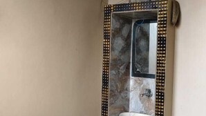 Bathroom - Hotel Aditya (Varanasi)