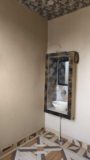 Bathroom - Hotel Aditya (Varanasi)