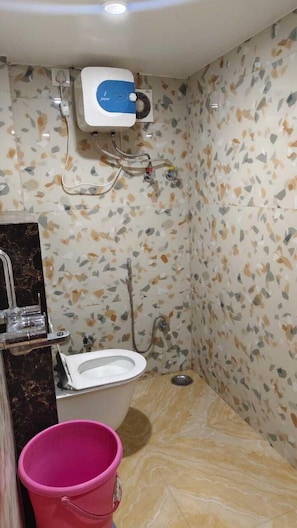 Deluxe Room | Bathroom - Hotel Aditya (Varanasi)