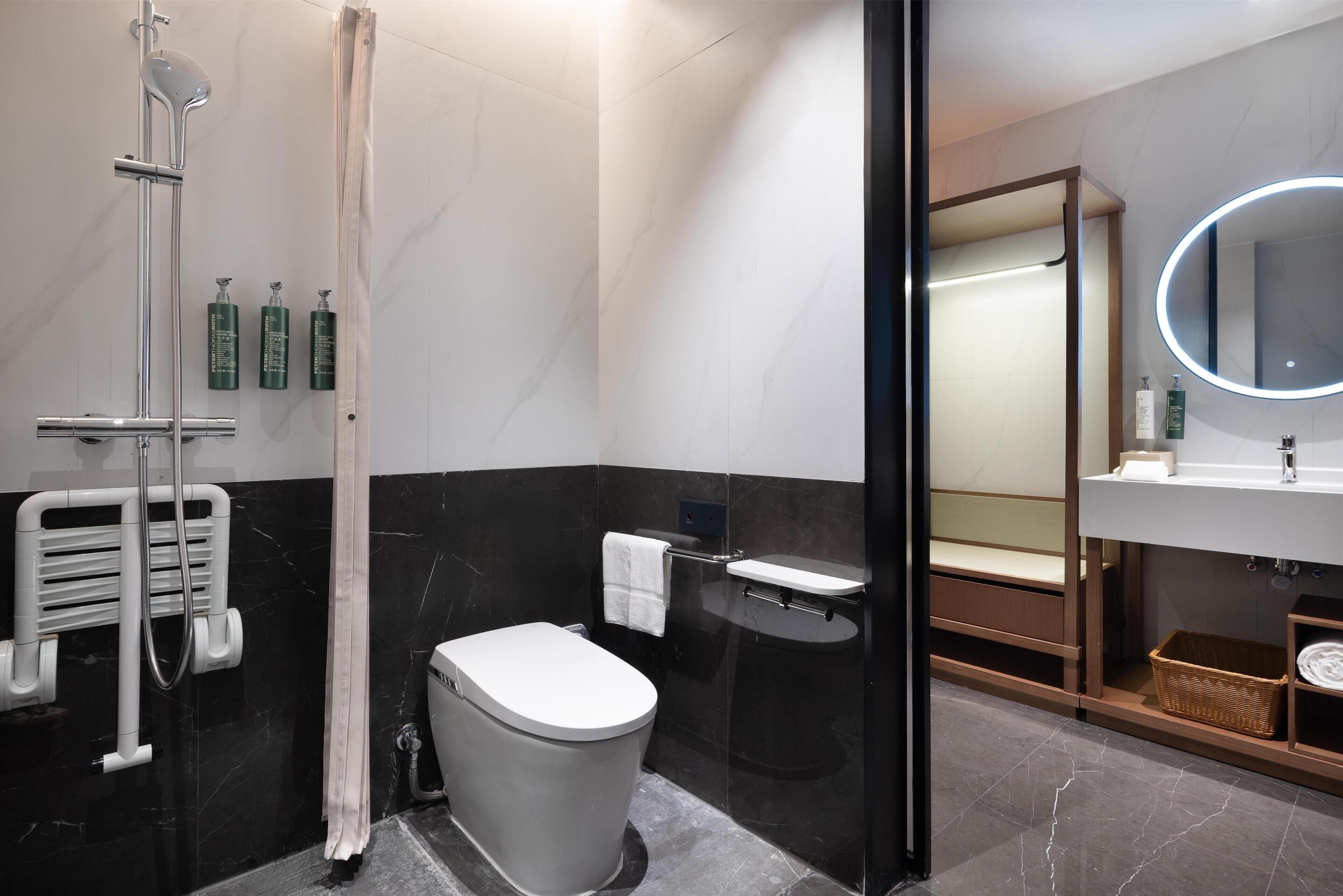 Room, 1 King Bed, Accessible | Bathroom