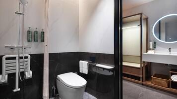 Room, 1 King Bed, Accessible | Bathroom