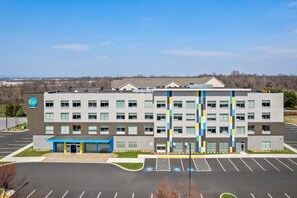 A multi-story hotel with a parking lot in front. - Tru By Hilton Hagerstown (Hagerstown)