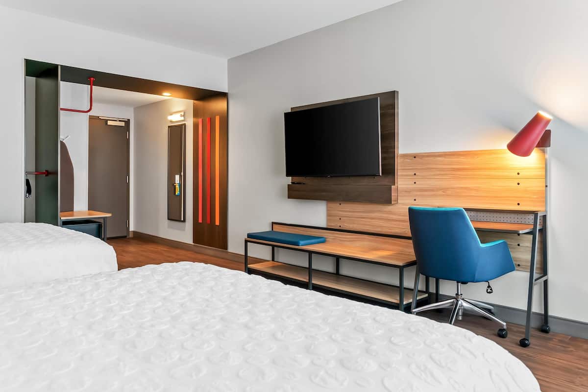 Chambre, 2 grands lits, accessible aux personnes à mobilité réduite (Roll-In Shower) | Accès au Wi-Fi (inclus)