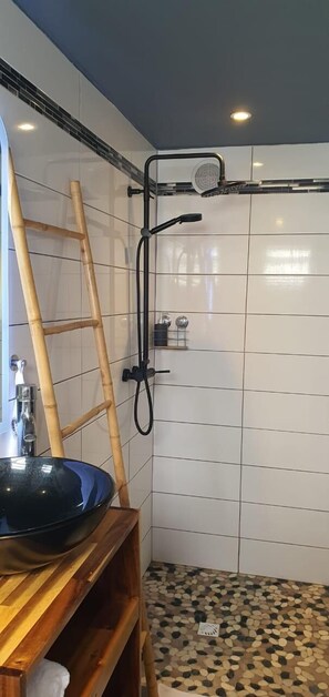 Appartement Confort, 1 grand lit et 1 canapé-lit, non-fumeur, climatisation | Salle de bain | Douche, articles de toilette (gratuits), serviettes fournies