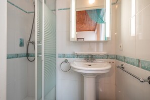 Ducha, secador de pelo y toallas