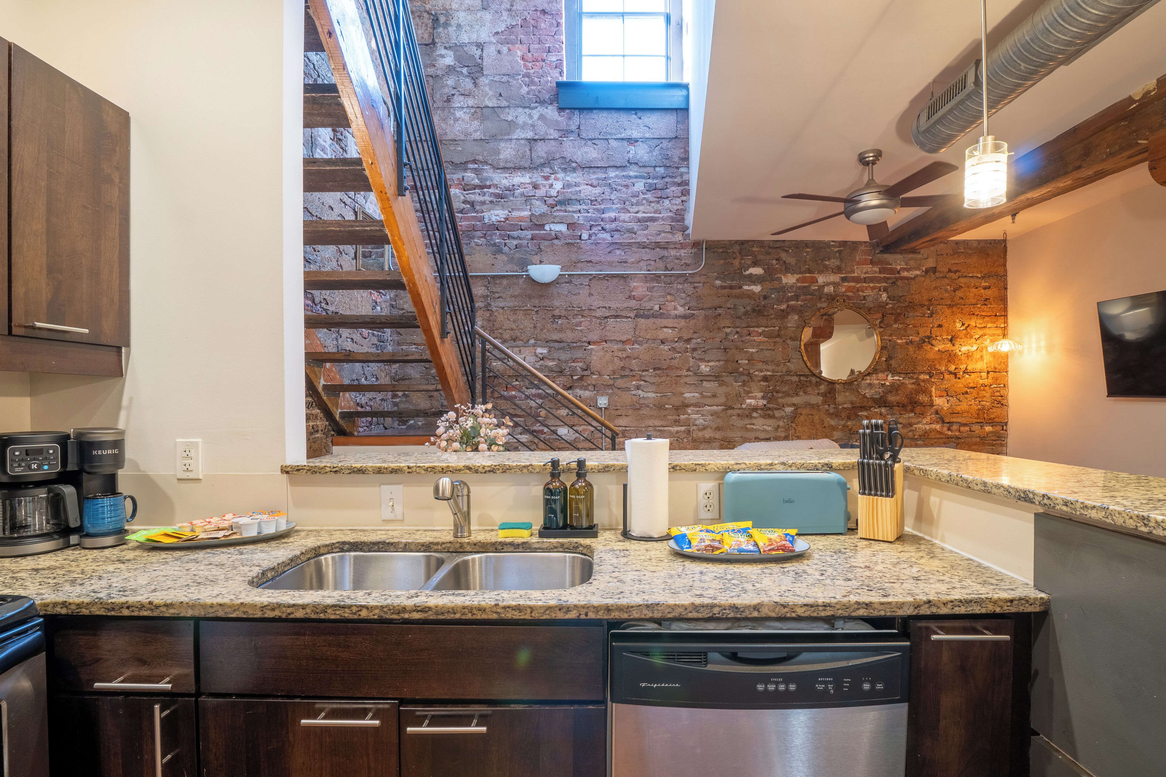 Jääkaappi, mikroaaltouuni, uuni, liesi