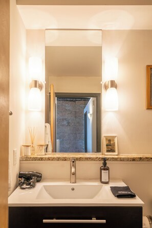 Bathroom - Stylish Loft - Shockoe Bottom - Walk to Canal - Historic Apartment (Richmond)