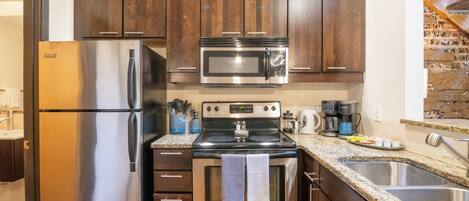 Refrigerador, microondas, horno y parrilla de estufa