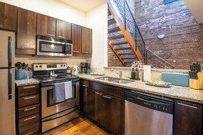 Private kitchen - Stylish Loft - Shockoe Bottom - Walk to Canal - Historic Apartment (Richmond)
