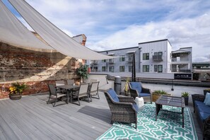 Outdoor dining - Stylish Loft - Shockoe Bottom - Walk to Canal - Historic Apartment (Richmond)