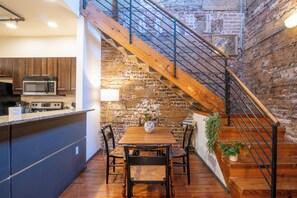 Dining - Stylish Loft - Shockoe Bottom - Walk to Canal - Historic Apartment (Richmond)