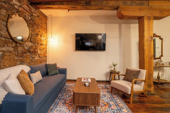 Living area - Stylish Loft - Shockoe Bottom - Walk to Canal - Historic Apartment (Richmond)