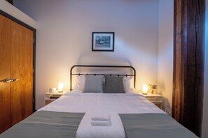 デスク、アイロン / アイロン台、WiFi (無料)、ベッドシーツ