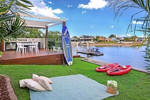 Outdoor dining - Lovely Waterfront Spacious Home (Sunshine Coast)