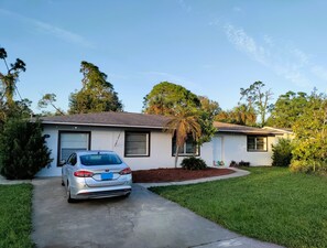 Property grounds - Large fully equipped bungalow; minutes from Downtown Ft Myers; enclosed backyard (North Fort Myers)