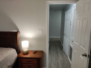 Iron/ironing board, WiFi, bed sheets - Large fully equipped bungalow; minutes from Downtown Ft Myers; enclosed backyard (North Fort Myers)