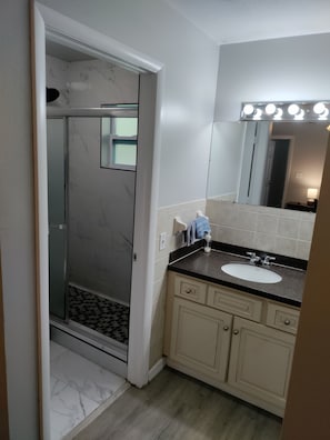Dusche, Haartrockner, Handtücher, Seife