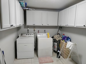 Interior - Large fully equipped bungalow; minutes from Downtown Ft Myers; enclosed backyard (North Fort Myers)
