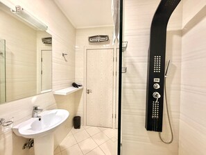 Apartamento superior, sacada, vista para a cidade | Banheiro | Secador de cabelo, toalhas de banho, sabonete, shampoo