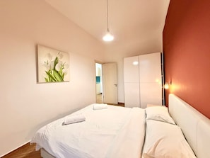 Appartamento Superior, balcone, vista città | Una scrivania, postazione laptop, Wi-Fi gratuito